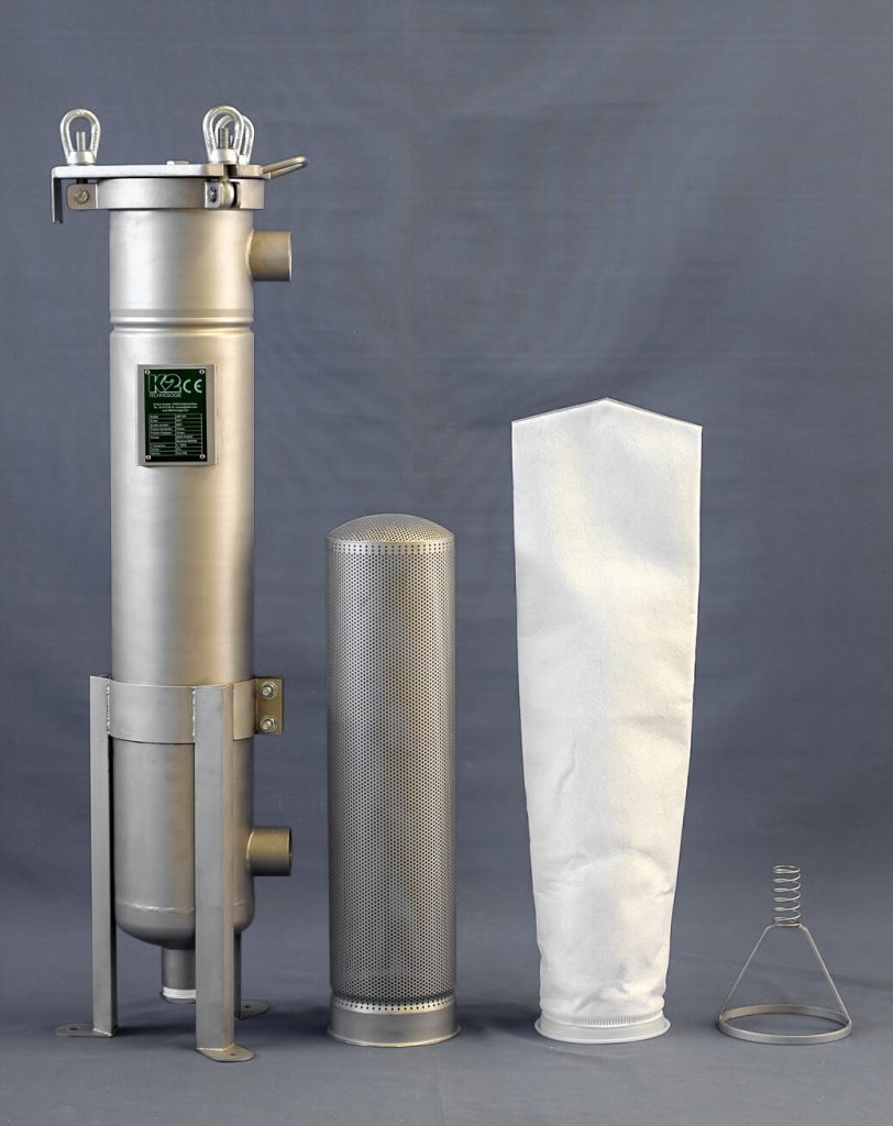 Stainless steel bag filter housings for industrial liquids